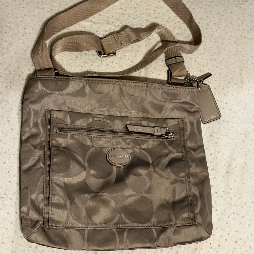 Coach Getaway
Signature Nylon File